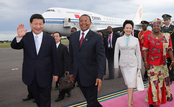 El presidente chino Xi Jinping y su esposa Peng Liyuan son recibidos por el presidente Jakaya Mrisho Kikwete y su esposa Salma Kikwete en Dar es Salaam, Tanzania, 24 de marzo de 2013. [Foto: Xinhua]