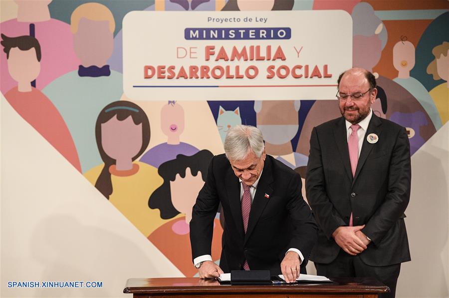 Pi?era firma proyecto de ley para crear Ministerio de Familia en Chile