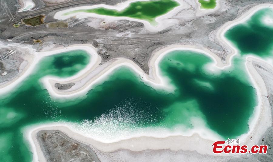 Lago Esmeralda: joya bajo el cielo azul que nace de la monta?a nevada