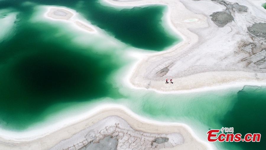 Lago Esmeralda: joya bajo el cielo azul que nace de la monta?a nevada