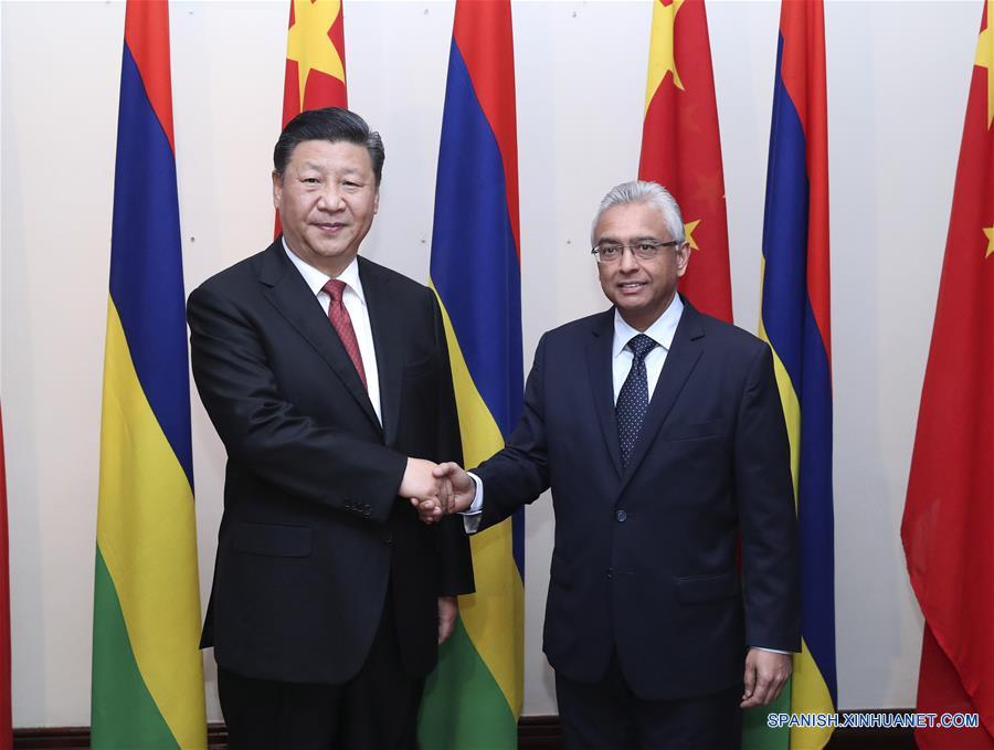 El presidente de China, Xi Jinping (i), se reúne con el primer ministro de Mauricio, Pravind Jugnauth, durante su visita amistosa al país, en Port Louis, Mauricio, el 28 de julio de 2018. (Xinhua/Pang Xinglei)