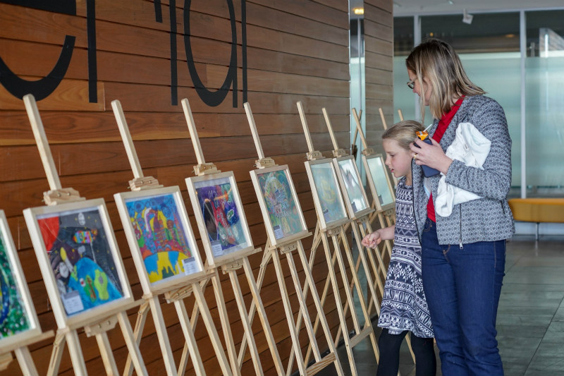 Exposición Internacional de Dibujo Infantil “Física ante mis ojos", celebrada en Sydney, Australia. (Foto: Ji He/ Pueblo en Línea)