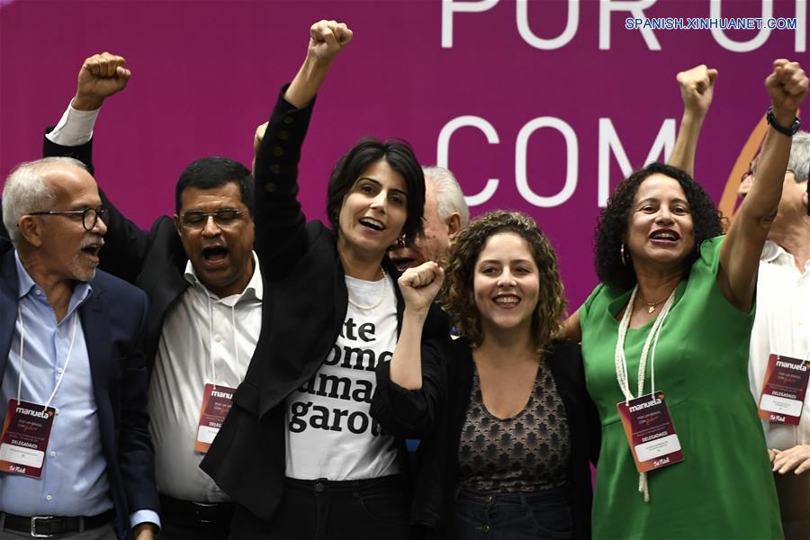 BRASILIA, agosto 1, 2018 (Xinhua) -- La diputada Manuela D'Avila (c), participa durante el acto de lanzamiento de su candidatura a la Presidencia por el Partido Comunista de Brasil (PCdoB), durante la convención nacional del partido, en Brasilia, Brasil, el 1 de agosto de 2018. El PCdoB lanzó el miércoles durante su convención nacional la candidatura presidencial de la diputada Manuela D'Avila, de 36 a?os, para las elecciones de octubre próximo. (Xinhua/Mateus Bonomi/AGIF/AGENCIA ESTADO)