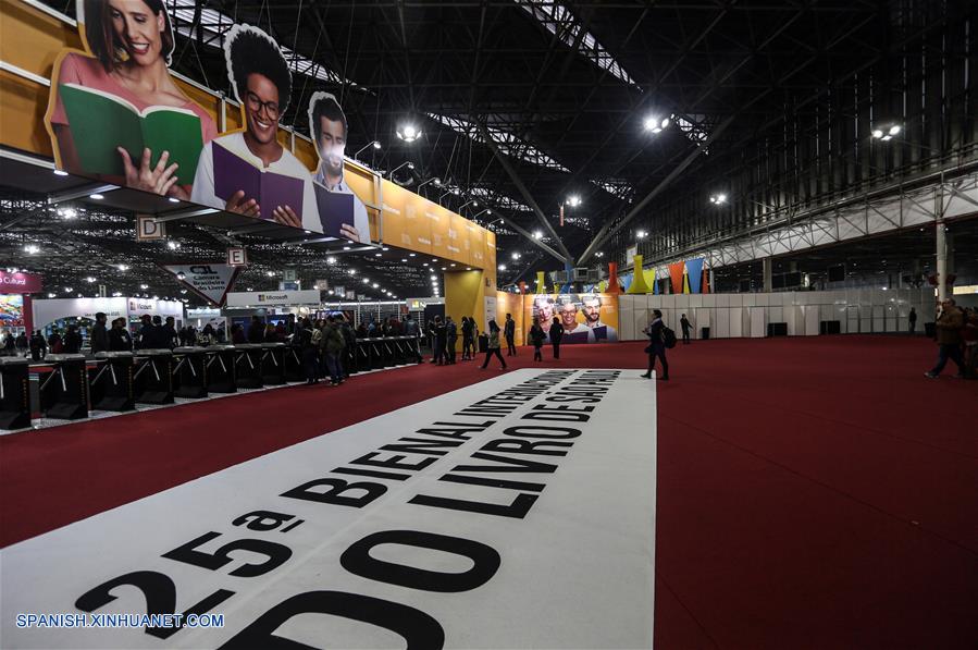 SAO PAULO, agosto 3, 2018 (Xinhua) -- Personas visitan la 25 Bienal Internacional del Libro de Sao Paulo, en Sao Paulo, Brasil, el 3 de agosto de 2018. Con la presencia de un estand para divulgar la literatura y cultura china, la 25 Bienal Internacional del Libro de Sao Paulo se inauguró el viernes en Brasil y se extenderá hasta el 12 de agosto. (Xinhua/Rahel Patrasso)