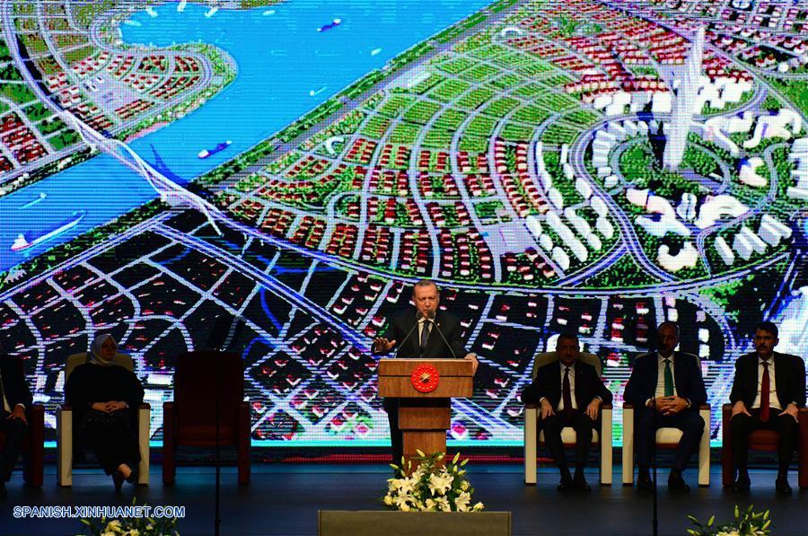 ANKARA, agosto 4, 2018 (Xinhua) -- Imagen del 3 de agosto de 2018 del presidente de Turquía, Recep Tayyip Erdogan (c), pronunciando un discurso en el Palacio Presidencial en Ankara, Turquía. El presidente de Turquía, Recep Tayyip Erdogan, anunció el viernes un ambicioso plan de acción de 100 días, en un intento por combatir el declive de la moneda, impulsar el crecimiento y desacelerar la creciente inflación. (Xinhua/Mustafa Kaya)