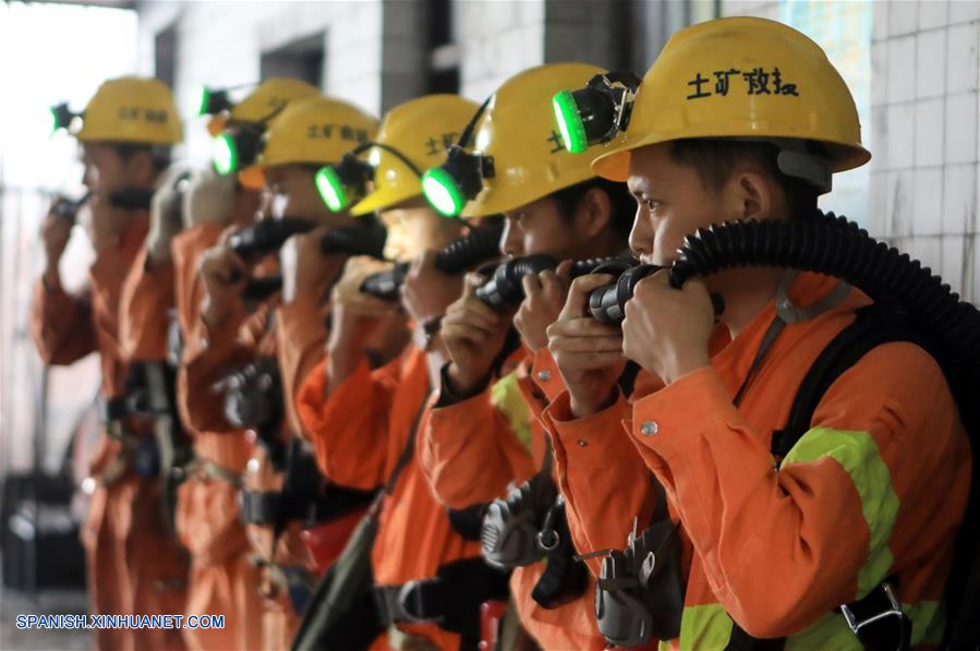 Rescatistas ajustan su equipo antes de descender a la mina para realizar una operación de rescate en el sitio de un accidente en una mina de carbón, en Panzhou, en la provincia de Guizhou, en el suroeste de China, el 8 de agosto de 2018. (Xinhua/Ou Dongqu)