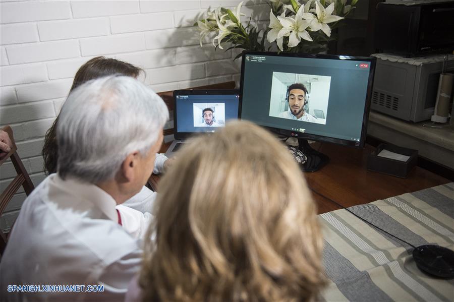 SANTIAGO, agosto 9, 2018 (Xinhua) -- Imagen cedida por Presidencia de Chile, del presidente chileno, Sebastián Pi?era (i), participando durante la presentación del proyecto de ley de Trabajo a Distancia, en Santiago, Chile, el 9 de agosto de 2018. El presidente de Chile, Sebastián Pi?era, presentó el jueves un proyecto de ley que promueve el trabajo a distancia y desde el hogar, con el propósito de "ofrecer a los chilenos mayores facilidades laborales". (Xinhua/Sebastián Rodríguez/Presidencia de Chile)