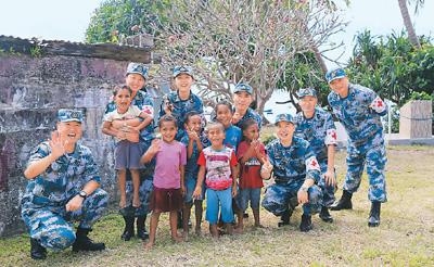 En la isla Vatulele de Fiji, los ni?os se toman fotos con los médicos chinos del "Arca de la Paz". (Foto: CFP) 