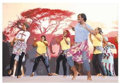 Los jóvenes del campamento de verano practican un baile. Foto por BLCU