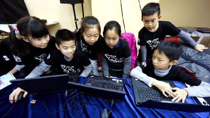 Los ni?os aprenden a programar y dise?ar juegos electrónicos en Beijing, China. [Foto: Xinhua]