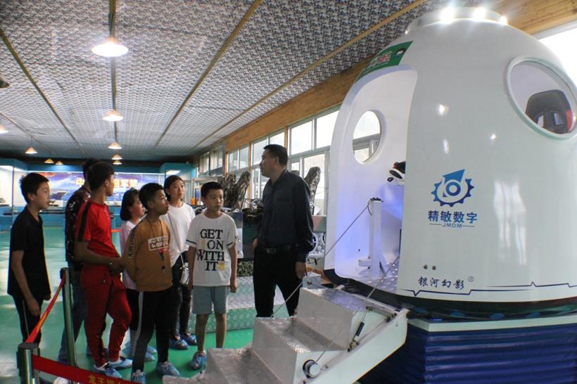 Los ni?os observan una simulación de nave espacial en el Museo de Ciencia y Tecnología Rural de Ningxia, en el noroeste de China. [Foto proporcionada a chinadaily.com.cn]