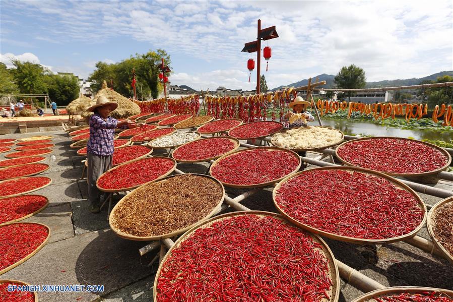 Anhui: Residentes ventilan chiles y maíz en antigua villa de Chengkan