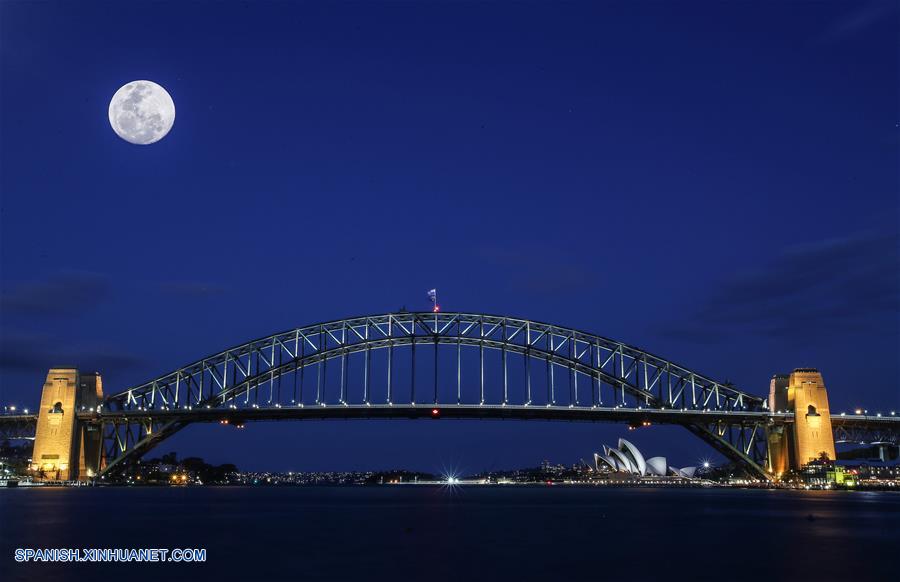 Vista de luna previo al Festival de Medio Oto?o en Sidney, Australia