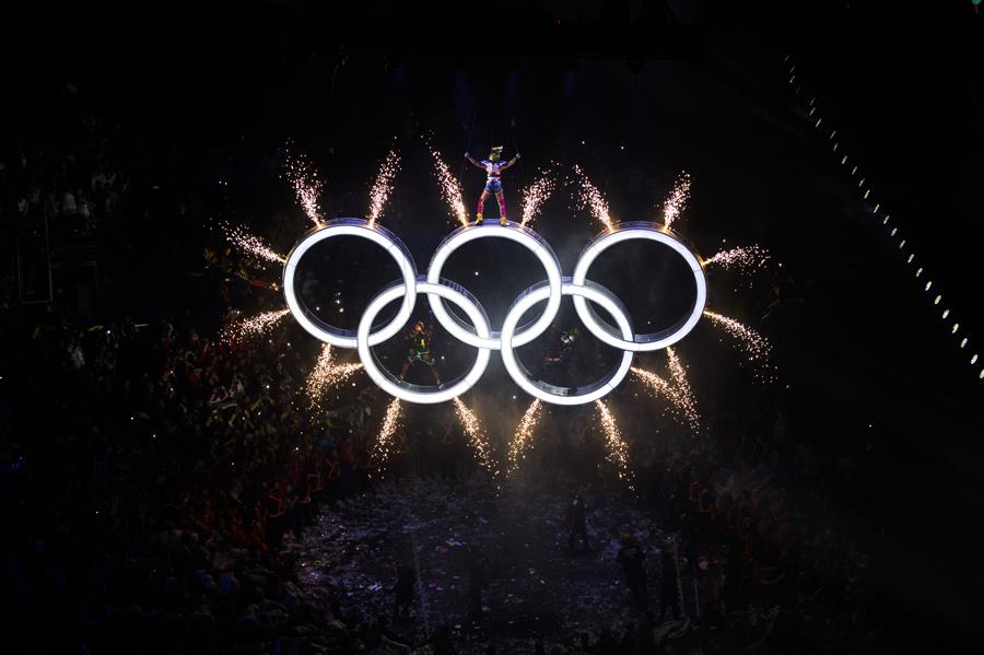 BUENOS AIRES, octubre 6, 2018 (Xinhua) -- Artistas realizan una presentacion durante la ceremonia de inauguración de los Juegos Olímpicos de la Juventud de Buenos Aires 2018, en el Obelisco de la ciudad de Buenos Aires, Argentina, el 6 de octubre de 2018. La ceremonia de los Juegos Olímpicos de la Juventud de Buenos Aires 2018 comenzó el sábado ante una multitud en el Obelisco, el tradicional monumento emplazado en la avenida 9 de Julio, en el centro de la capital argentina. En los Juegos Olímpicos de la Juventud participarán, a partir del domingo 3,998 atletas de entre 15 y 18 a?os, pertenecientes a 206 países y regiones. (Xinhua/Martín Zabala)