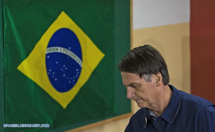 RIO DE JANEIRO, octubre 7, 2018 (Xinhua) -- El candidato a la Presidencia de Brasil por el Partido Social Liberal (PSL), Jair Bolsonaro, emite su voto para las elecciones generales, en la Villa Militar, en Marechal Hermes, en la zona norte de Río de Janeiro, Brasil, el 7 de octubre de 2018. Los colegios electorales abrieron las puertas el domingo en Brasil a las 8 horas de la ma?ana, horario de la capital Brasilia, para las elecciones generales, en las que se elegirán al presidente y vicepresidente del país, los 27 gobernadores, los diputados y senadores federales y los legisladores regionales y distritales para los próximos cuatro a?os. (Xinhua/Wilton Junior/AGENCIA ESTADO)