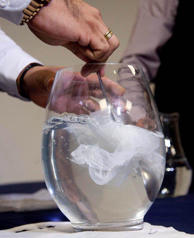 Una demostración de cómo el material se disuelve en el agua. (Foto: Claudio Reyes)