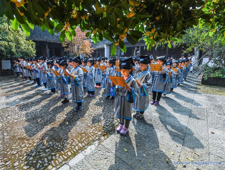 Zhejiang: Estudiantes leen clásicos de la literatura china