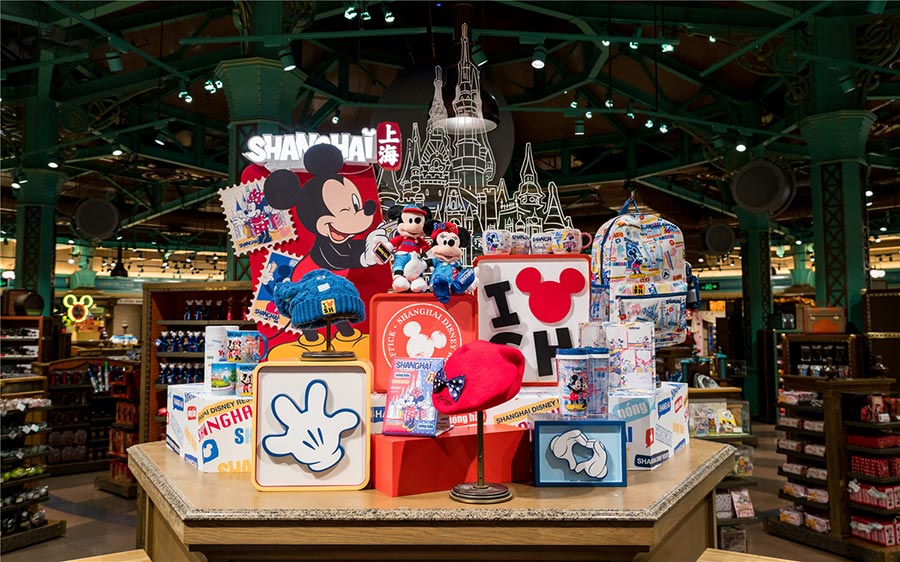 La nueva colección "Mickey en Shanghai" presenta algunos de los monumentos y patrimonio cultural más famosos de la ciudad, como la Torre Perla Oriental, los Jardines Yu y la arquitectura Shikumen. [Foto provista a chinadaily.com.cn]