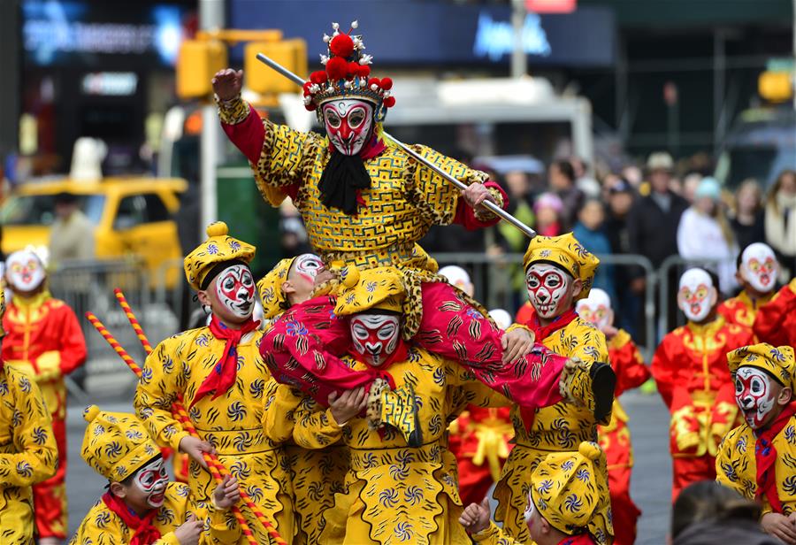 Un “flash mob” (acción organizada en la que un gran grupo de personas se reúne de repente en un lugar público para realizar algo inusual) incluyó un centenar de artistas en trajes de mono para celebrar la llegada del a?o nuevo chino en el Times Square de Manhattan, Nueva York, Estados Unidos, 6 de febrero del 2016. (Foto: Xinhua/ Wang Lei)