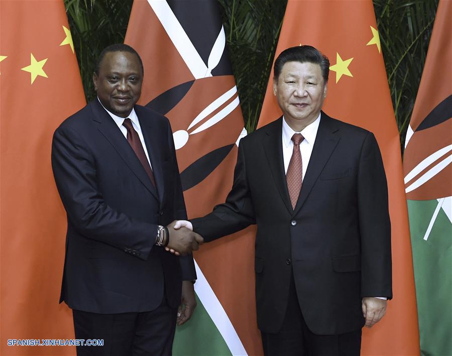 El presidente chino, Xi Jinping (d), se reúne con el presidente keniano, Uhuru Kenyatta, en Shanghai, en el este de China, el 4 de noviembre de 2018. (Xinhua/Rao Aimin)