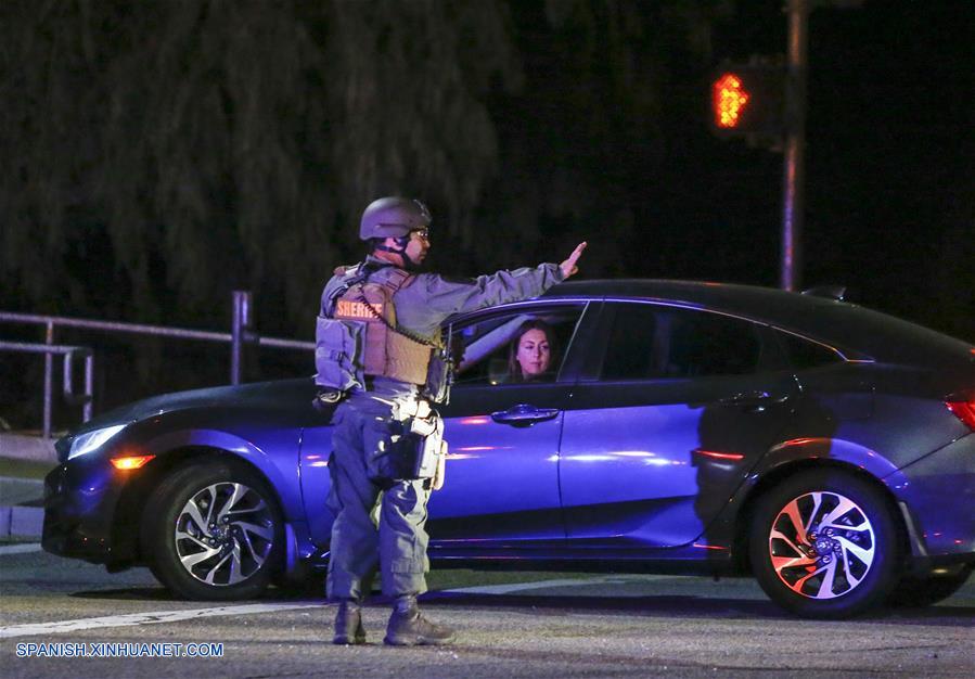 Un oficial de policía asegura la calle que conduce al bar Borderline donde un hombre armado disparó a personas, en Thousand Oaks, California, Estados Unidos, el 8 de noviembre de 2018. Un total de 13 personas han sido confirmadas muertas, entre ellos un oficial y el tirador, en un tiroteo masivo ocurrido la noche del miércoles en la ciudad de Thousand Oaks en el condado de Ventura, sur de California, dijeron las autoridades. (Xinhua/Zhao Hanrong)