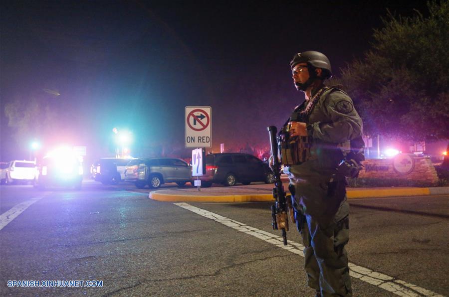 THOUSAND OAKS, noviembre 8, 2017 (Xinhua) -- Un oficial de policía asegura la calle que conduce al bar Borderline donde un hombre armado disparó a personas, en Thousand Oaks, California, Estados Unidos, el 8 de noviembre de 2018. Un total de 13 personas han sido confirmadas muertas, entre ellos un oficial y el tirador, en un tiroteo masivo ocurrido la noche del miércoles en la ciudad de Thousand Oaks en el condado de Ventura, sur de California, dijeron las autoridades. (Xinhua/Zhao Hanrong)