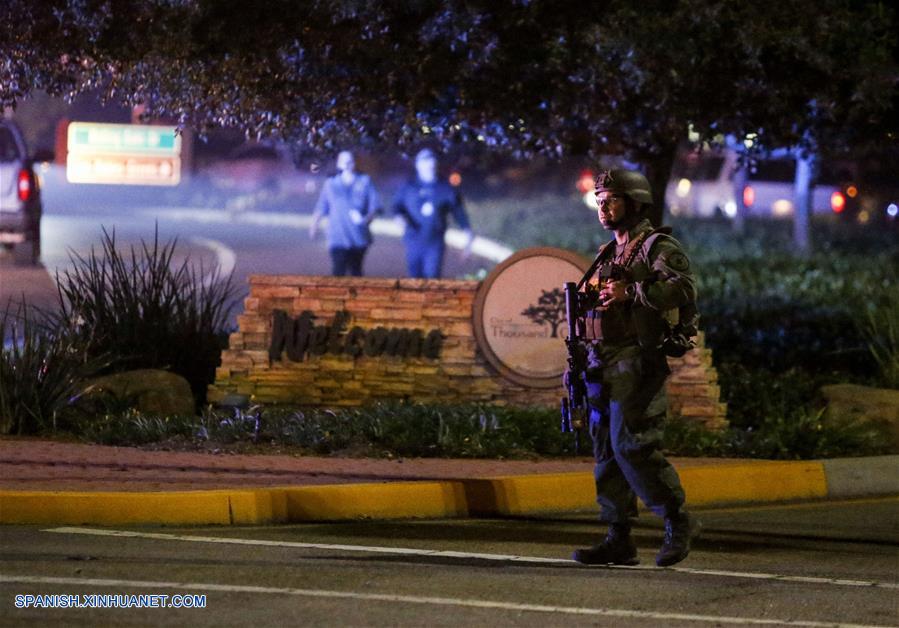 THOUSAND OAKS, noviembre 8, 2017 (Xinhua) -- Un oficial de policía asegura la calle que conduce al bar Borderline donde un hombre armado disparó a personas, en Thousand Oaks, California, Estados Unidos, el 8 de noviembre de 2018. Un total de 13 personas han sido confirmadas muertas, entre ellos un oficial y el tirador, en un tiroteo masivo ocurrido la noche del miércoles en la ciudad de Thousand Oaks en el condado de Ventura, sur de California, dijeron las autoridades. (Xinhua/Zhao Hanrong)