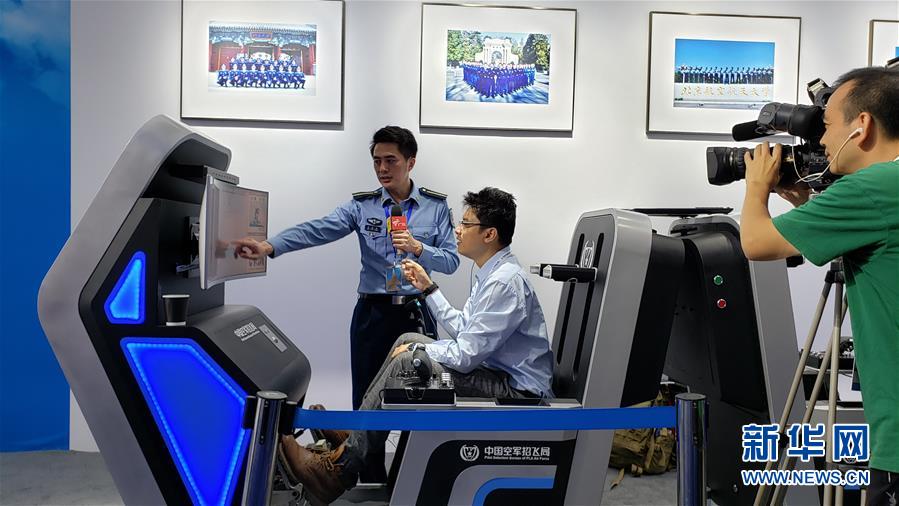 En el stand de las Fuerzas Aérea de China del XII Salón Aeronáutico de China, un visitante experimenta el área de prueba de la selección psicológica. (Foto del 7 de noviembre).