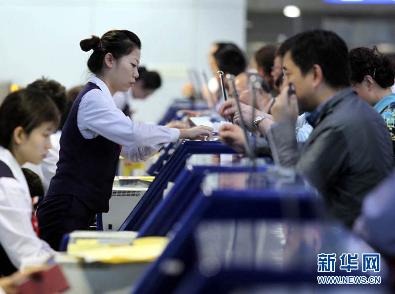 Los turistas chinos hacen trámites para sus viajes al ultramar en el Aeropuerto Internacional de Beijing. (Foto: Xinhua)