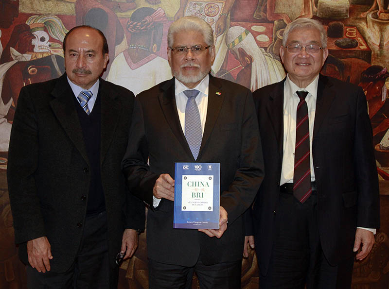 Presentación del libro “China BRI: o el nuevo camino de la seda”. José Luis Bernal, embajador de México en China (al centro), Arturo Oropeza, coordinador de la obra (a la izquierda) y Xu Shicheng, investigador titular del Instituto de América Latina de la Academia de Ciencias Sociales de China. Beijing, 14 de noviembre del 2018. (Foto: YAC)