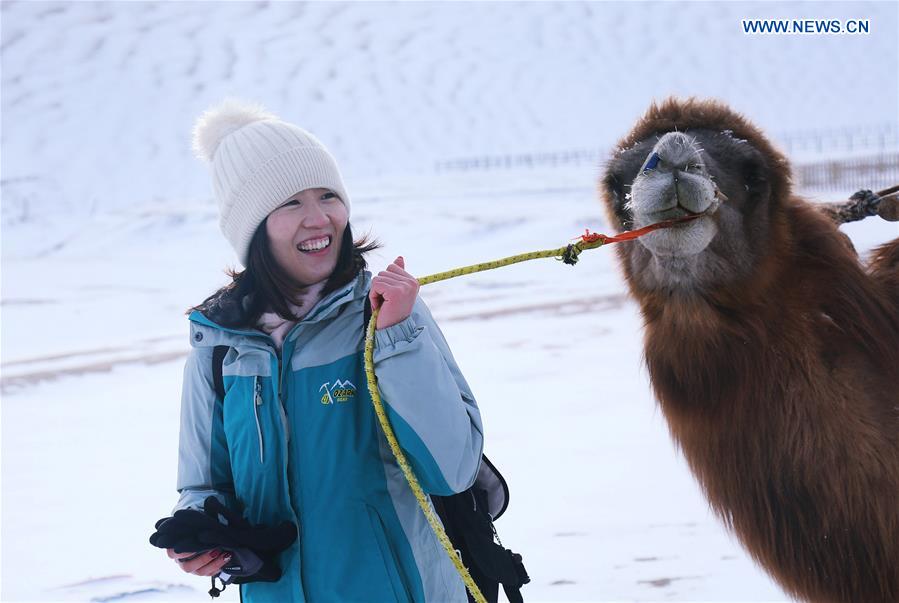 La nieve hace más atractiva la monta?a Mingsha en Dunhuang