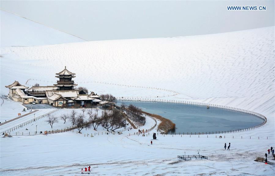 La nieve hace más atractiva la monta?a Mingsha en Dunhuang