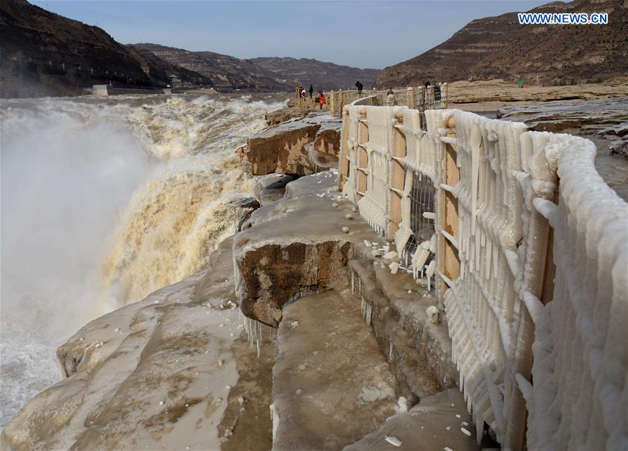 Impresionante paisaje invernal en la cascada de Hukou