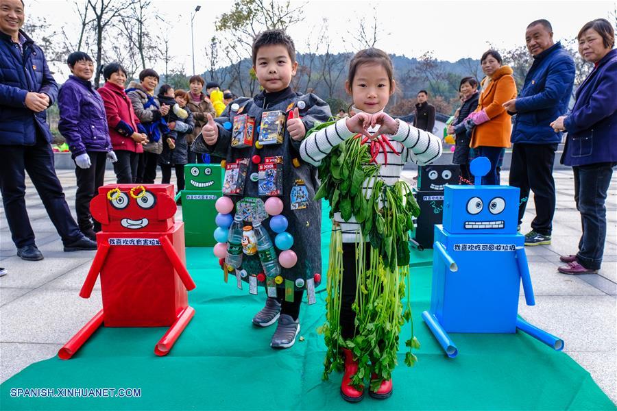 Alumnos participan en un desfile de moda ecológica en Zhejiang