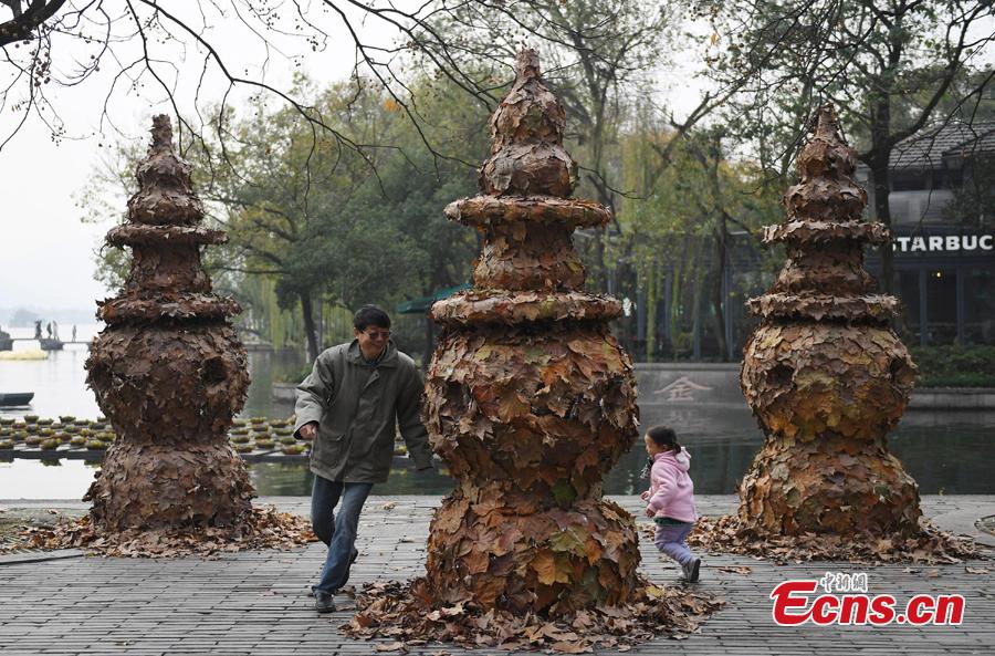 Las obras de hojas secas en el Lago Oeste atraen a numerosos visitantes