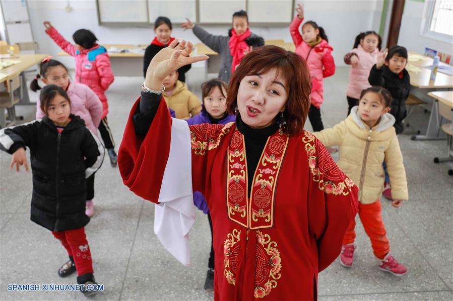 Intérpretes ense?an a estudiantes ópera Huangmei para promover la ópera tradicional