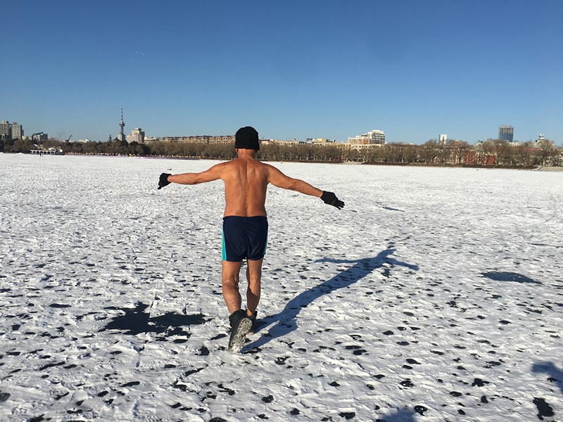 Wu Zhaorui, de 89 a?os, reside en Changchun, capital de la provincia de Jilin. A pesar del duro invierno, este carismático anciano entrena con el torso descubierto en el parque Nanhu, 25 de diciembre del 2018. [Foto: Ding Luyang/ Chinadaily.com.cn]