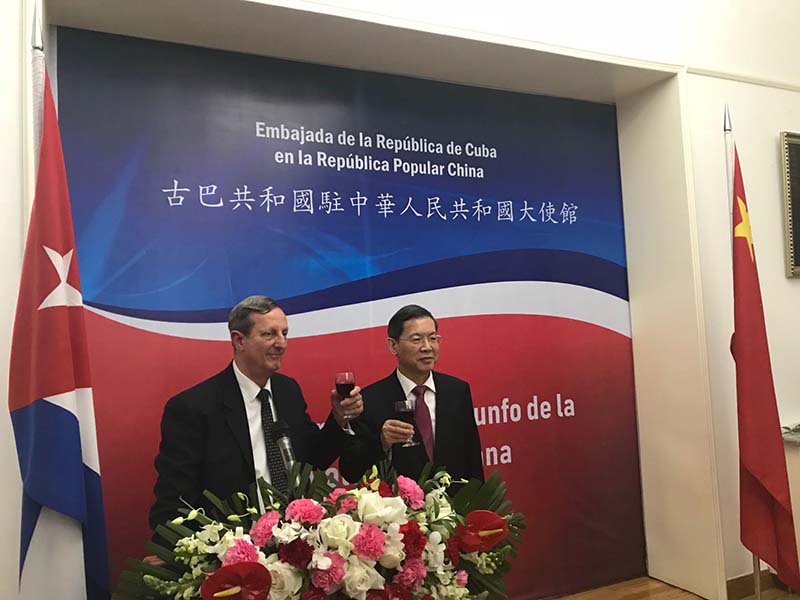 Miguel ángel Ramírez y Hao Mingjin, junto con todos los invitados, espresaron sus felicitaciones al 60 aniversario del triunfo de la Revolución Cubana. (Foto: Pueblo en Línea / Wu Sixuan)