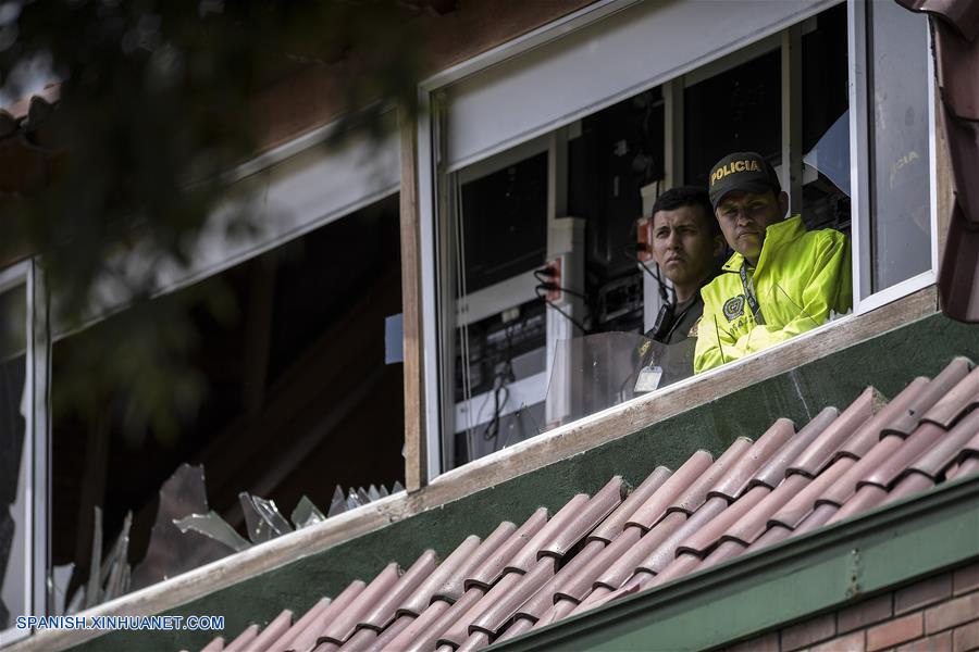 BOGOTA, enero 17, 2019 (Xinhua) -- Policías observan en el lugar donde se registró una explosión en el estacionamiento de la Escuela de Cadetes de Policía General Santander, en el sur de Bogotá, capital de Colombia, el 17 de enero de 2019. Aumentó a ocho el número de muertos y a más de 40 el de los heridos tras la detonación de un coche bomba en la Escuela de Cadetes de Policía General Santander, en la zona sur de Bogotá, Colombia, registrada el jueves. El alcalde de la capital colombiana, Enrique Pe?alosa, reportó que desconocidos ingresaron un coche bomba al sitio y que la onda explosiva destruyó varias fachadas. (Xinhua/Jhon Paz)