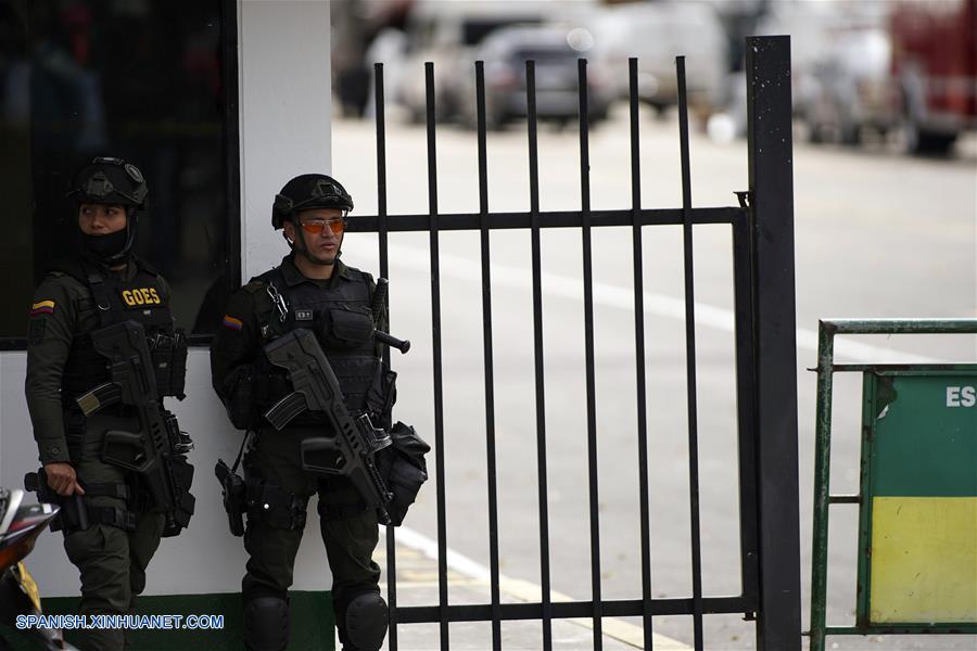 BOGOTA, enero 17, 2019 (Xinhua) -- Policías del Grupo de Operaciones Especiales (GOES) montan guardia cerca del lugar donde se registró una explosión en el estacionamiento de la Escuela de Cadetes de Policía General Santander, en el sur de Bogotá, capital de Colombia, el 17 de enero de 2019. Aumentó a ocho el número de muertos y a más de 40 el de los heridos tras la detonación de un coche bomba en la Escuela de Cadetes de Policía General Santander, en la zona sur de Bogotá, Colombia, registrada el jueves. El alcalde de la capital colombiana, Enrique Pe?alosa, reportó que desconocidos ingresaron un coche bomba al sitio y que la onda explosiva destruyó varias fachadas. (Xinhua/Jhon Paz)