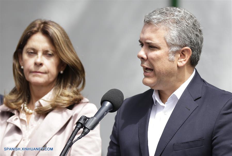 BOGOTA, enero 17, 2019 (Xinhua) -- Imagen proveída por COLPRENSA del presidente colombiano, Iván Duque (d), emitiendo declaraciones junto a su gabinete sobre la detonación de un coche bomba ocurrida en el estacionamiento de la Escuela de Cadetes de Policía General Santander, en el sur de Bogotá, capital de Colombia, el 17 de enero de 2019. Aumentó a ocho el número de muertos y a más de 40 el de los heridos tras la detonación de un coche bomba en la Escuela de Cadetes de Policía General Santander, en la zona sur de Bogotá, Colombia, registrada el jueves. El alcalde de la capital colombiana, Enrique Pe?alosa, reportó que desconocidos ingresaron un coche bomba al sitio y que la onda explosiva destruyó varias fachadas. (Xinhua/Sergio Acero/COLPRENSA)