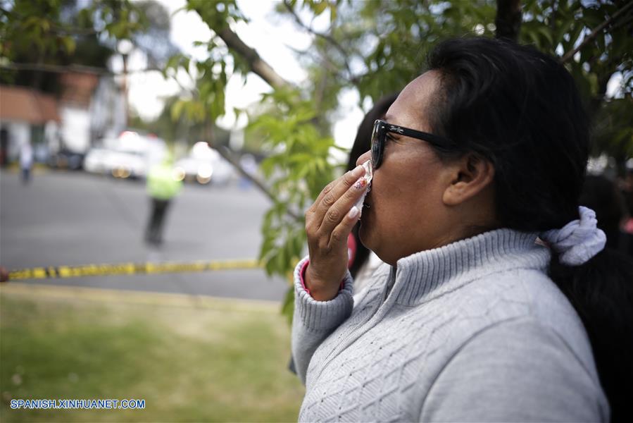 BOGOTA, enero 17, 2019 (Xinhua) -- Imagen proveída por COLPRENSA de una mujer reaccionando en el lugar donde se registró una explosión en el estacionamiento de la Escuela de Cadetes de Policía General Santander, en el sur de Bogotá, capital de Colombia, el 17 de enero de 2019. Aumentó a ocho el número de muertos y a más de 40 el de los heridos tras la detonación de un coche bomba en la Escuela de Cadetes de Policía General Santander, en la zona sur de Bogotá, Colombia, registrada el jueves. El alcalde de la capital colombiana, Enrique Pe?alosa, reportó que desconocidos ingresaron un coche bomba al sitio y que la onda explosiva destruyó varias fachadas. (Xinhua/Sergio Acero/COLPRENSA)