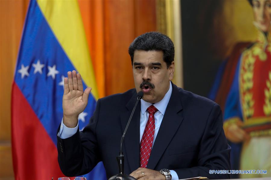 El presidente de Venezuela, Nicolás Maduro, participa durante una conferencia de prensa en el Palacio de Miraflores, en Caracas, Venezuela, el 25 de enero de 2019. El presidente de Venezuela, Nicolás Maduro, aseguró el viernes en conferencia de prensa llevada a cabo en el Palacio de Miraflores que va a ser derrotado el golpe de Estado dirigido a derrocar el gobierno democrático que preside, plan del que responsabilizó al gobierno estadounidense, y se?aló que está comprometido con el diálogo "a pesar de las recientes acciones de la oposición venezolana y la injerencia extranjera", de acuerdo con información de la prensa local. (Xinhua/Str)