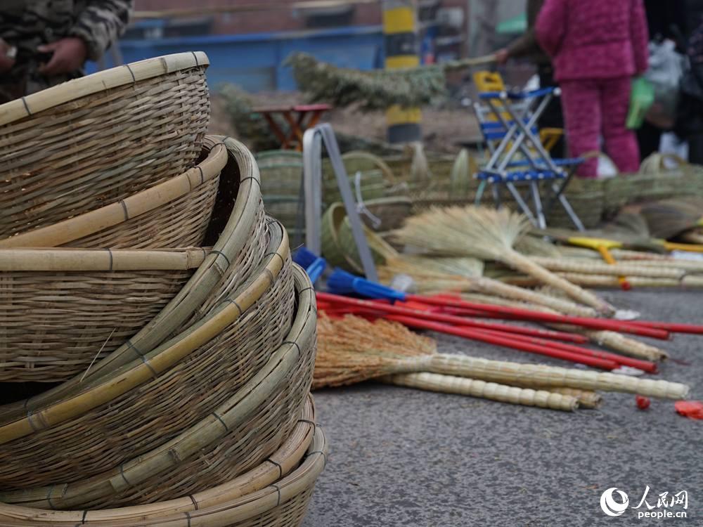 Artículos para barrer y secar comida hechos a mano. (Reportero Huangfu Wanli)