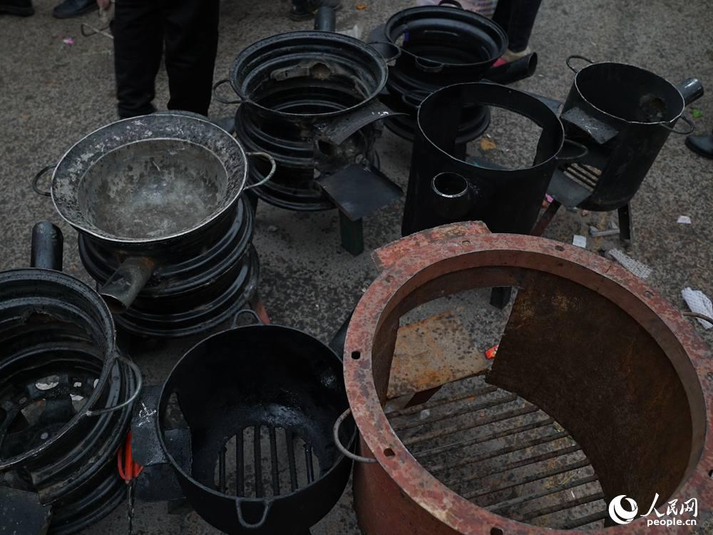 Estufas caseras hechas por los aldeanos. (Reportero Huangfu Wanli)