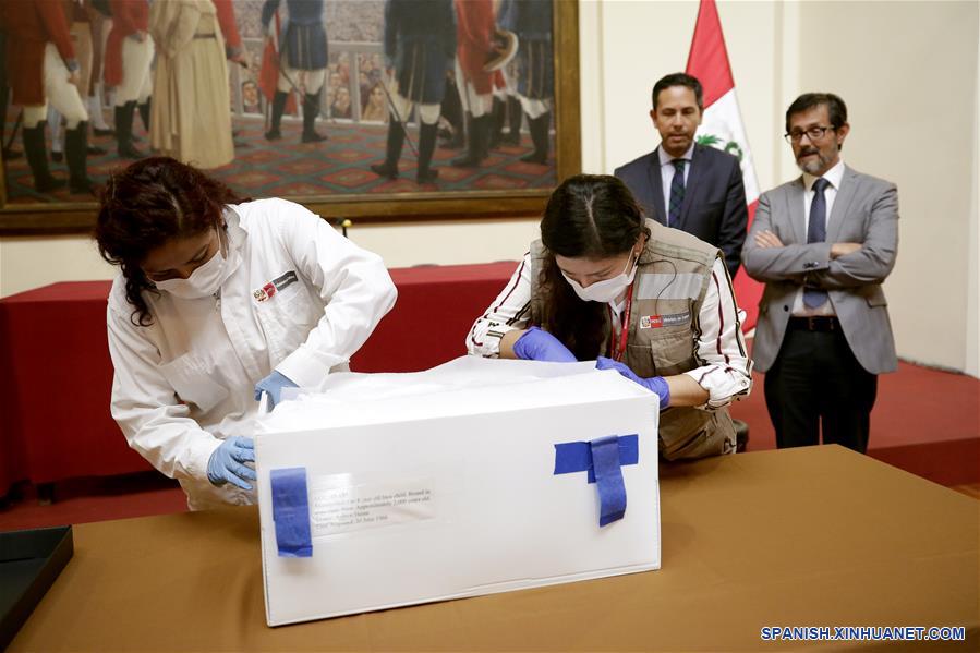 Imagen cedida por Prensa del Ministerio de Cultura de Perú del viceministro de Patrimonio Cultural e Industrias Culturales, Guillermo Cortés (d-atrpas), participando en la entrega de una momia de un infante de 2,000 a?os de antigüedad, en el Museo Nacional de Arqueología, Antropología e Historia del Perú (MNAAHP), en el distrito de Pueblo Libre, provincia de Lima, Perú, el 8 de febrero de 2019. . (Xinhua/Prensa del Ministerio de Cultura de Perú)