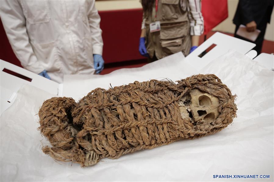 Imagen cedida por Prensa del Ministerio de Cultura de Perú de una momia de un infante de 2,000 a?os de antiguedad siendo mostrada en el Museo Nacional de Arqueología, Antropología e Historia del Perú (MNAAHP), en el distrito de Pueblo Libre, provincia de Lima, Perú, el 8 de febrero de 2019.  (Xinhua/Prensa del Ministerio de Cultura de Perú)