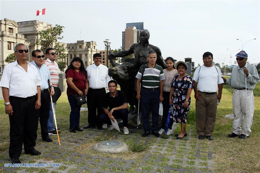 ESPECIAL: Invidentes de Lima reconocen esculturas obsequiadas por colonia china a Perú