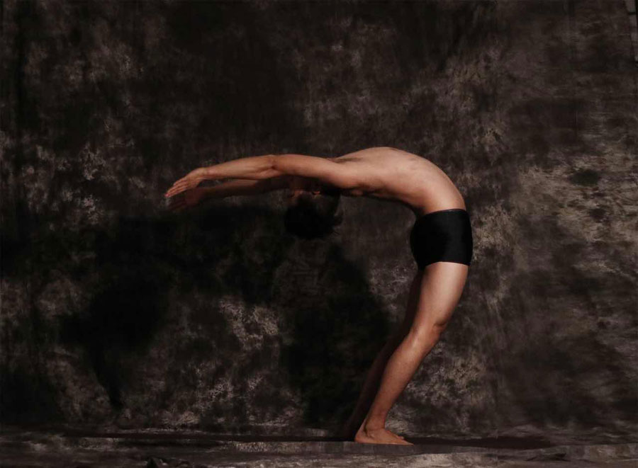 Ran Guowei, de 29 a?os, sorprende a muchos con sus posiciones de yoga que combinan fuerza, elegancia y flexibilidad. [Foto provista a chinadaily.com.cn]