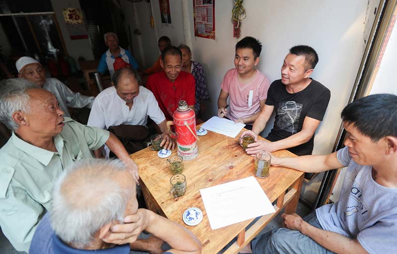 Foto: Los miembros de la Comisión de Inspección de Disciplina y de la Comisión de Supervisión de la ciudad de Huaying, provincia de Sichuan, instalan el buzón “incorruptible” de sugerencias en la casa de té Minsheng, en Minghue, provincia de Sichuan, el 4 de septiembre de 2018. (Qiu Haiying / vip.people.com.cn)